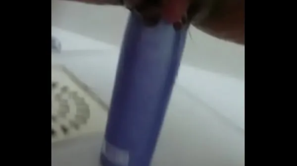 Pozrite si Stuffing the shampoo into the pussy and the growing clitoris nový kanál