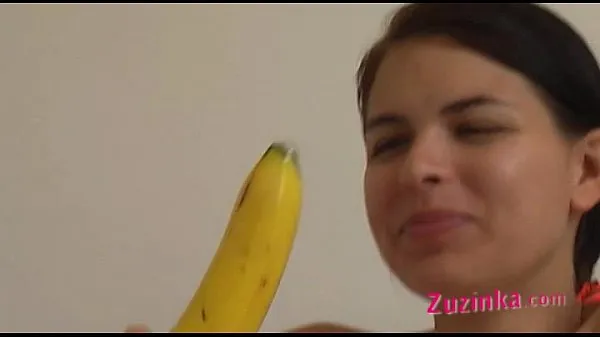 Regardez How-to: Une jeune fille brune enseigne à l'aide d'une bananenouveau tube