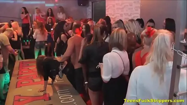 Titta på Horny Teens Blow And Bang Strippers At CFNM Party nya Tube