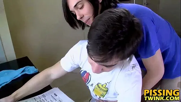 Regardez Zack et Tyler aiment pisser le sexe à cru et jouissent le matinnouveau tube