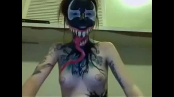 Oglejte si Amazing Venom painted teen with toys on cam - More Videos novo cev