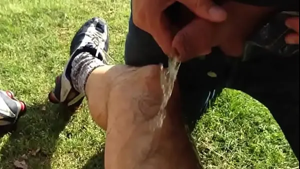 Regardez Groupe pisser dans le parc pendant la journéenouveau tube