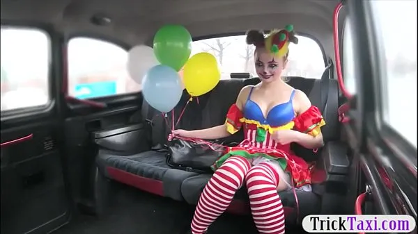 Regardez Gal déguisé en costume de clown par le chauffeurnouveau tube