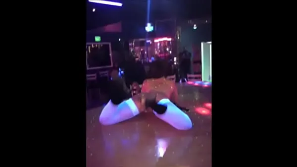 Xem exotic dancer on table ống mới