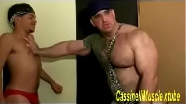 Oglejte si HUGE BODYBUILDER FUCKING A BLACK STUD novo cev