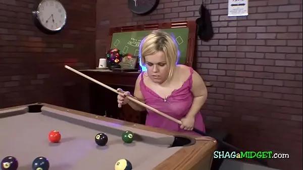 Assista a Midget turned on while playing pool novos vídeos