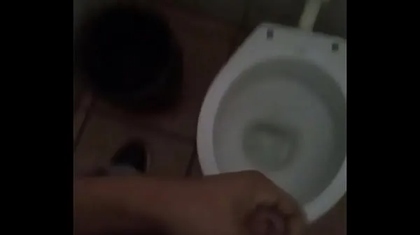 Se Handjob in the public bathroom nyt rør