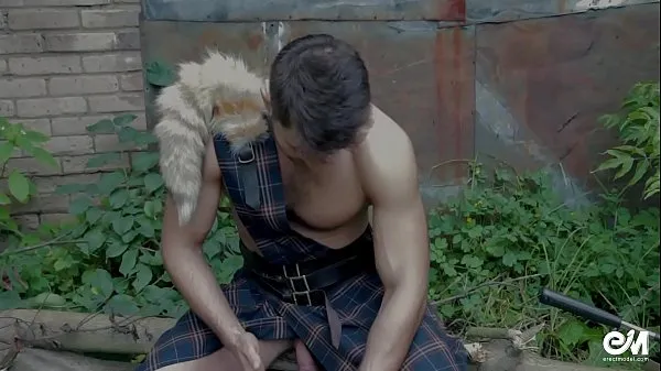 Sledovat Cute shirtless guy in scottish kilt playing with cock after hard work nový kanál