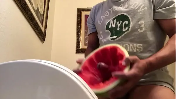 Fucking a watermelon नई ट्यूब देखें