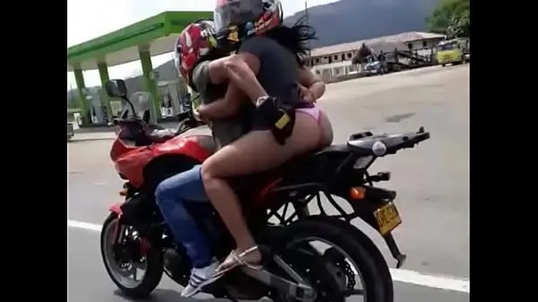 Mira chica caliente en carretera tubo nuevo