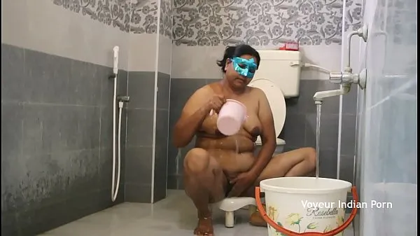 Oglejte si Big Boob Aunty In Shower novo cev