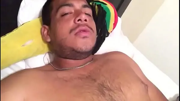 Mira Hairy gets excited in bed thinking about fucking tubo nuevo