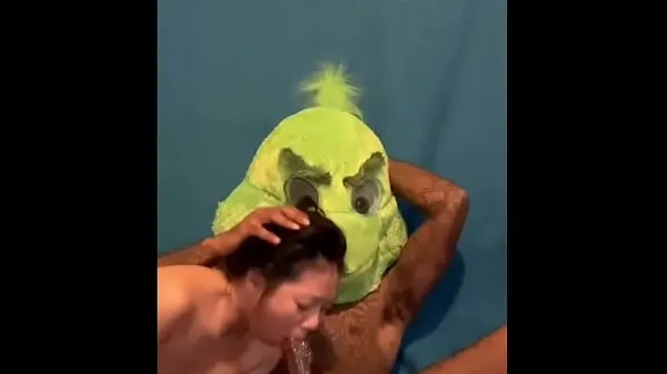 Oglejte si Grinch Fucking Tight Asian Pussy for Christmas novo cev