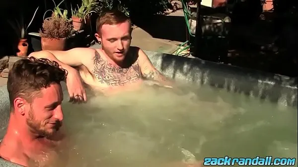 Regardez Ginger emo se détendre dans le jacuzzi avant la masturbationnouveau tube