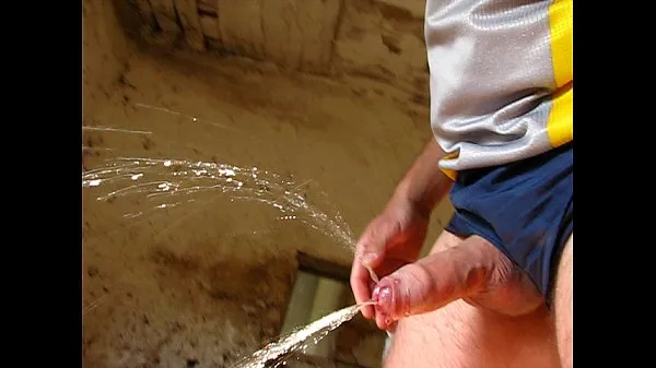 Guarda Piscia all'aperto e si masturbail nuovo canale