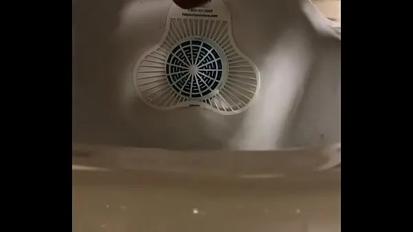 看 Young Asian boy jerks off in restroom 条新通道 