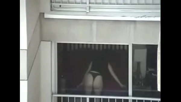 Mira Vecina culona en bragas siendo espiada por la ventana tubo nuevo