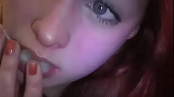 Oglejte si Married redhead playing with cum in her mouth novo cev