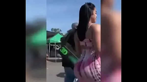 Mira Promotora nalgona tubo nuevo