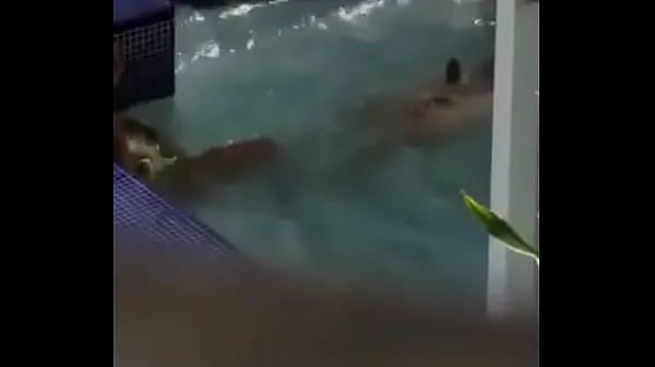 Mira de San Pedro de Macoris singando en la piscina tubo nuevo