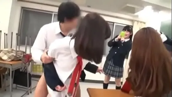 日本の女子高生新しいチューブを見る