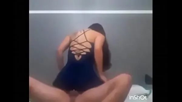 Mira Hottie tatuada en vestido azul gimiendo y cabalgando tubo nuevo