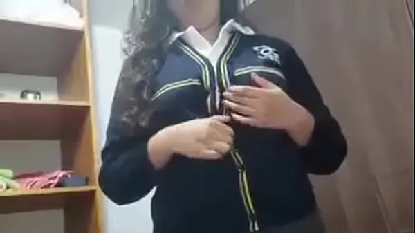 Hermosa colegiala después del colegio cogiendo con el novio. Ver video completo en yeni Tube'u izleyin