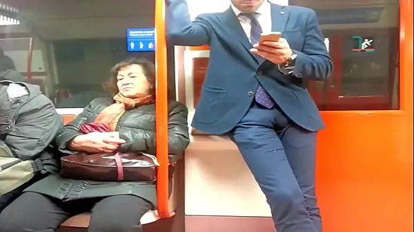 شاهد Bulge Suit on the Metro أنبوبًا جديدًا