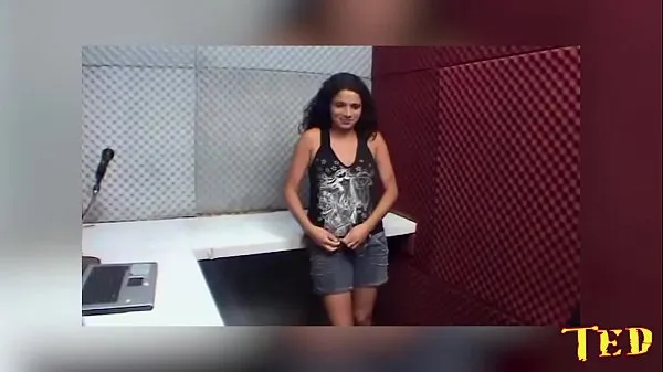 Mira Llevé a la señora de la limpieza a la cabina de radio y le comí el culo - Michelle Nogueira tubo nuevo