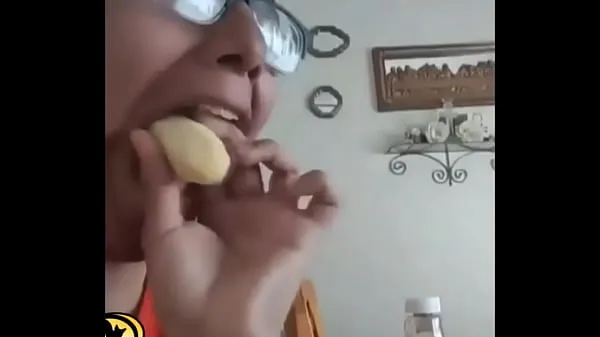شاهد He got a banana stuck on his throat أنبوبًا جديدًا