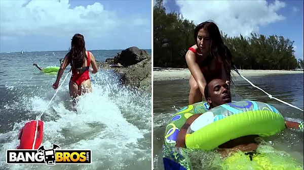 BANGBROS - Charlie Mac Gets Into Hot Water, Lifeguard Valerie Kay Saves The Day नई ट्यूब देखें