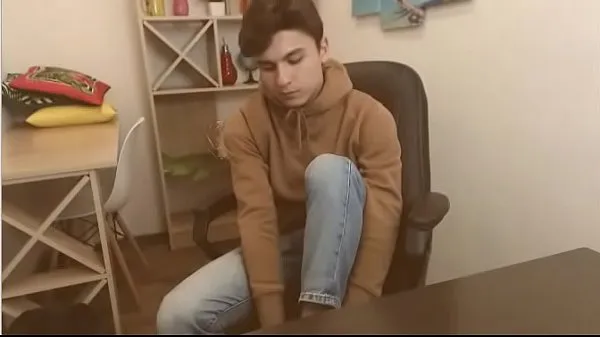 Pozrite si teen gets horny alone at home nový kanál