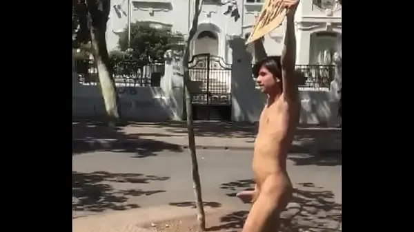 Mira caminando por la calle tubo nuevo