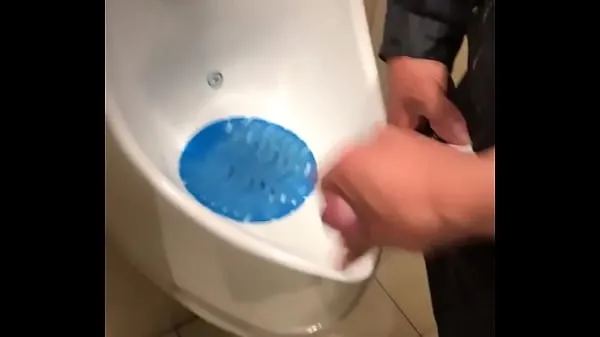 Παρακολουθήστε το I give a hand to the policeman in a bathroom νέο Tube