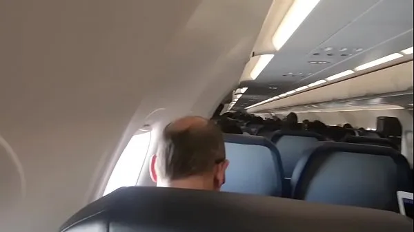 Mira Chupando su polla en el avión tubo nuevo