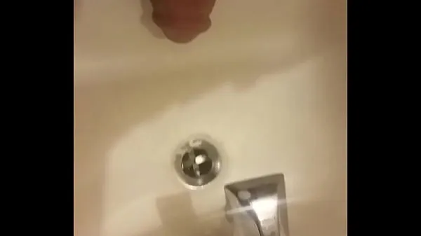 Sledovat Male pissing in sink nový kanál