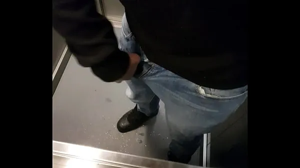 Assista a piscando meu pau no elevador novos vídeos