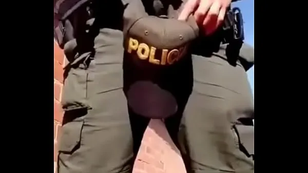 Pozrite si policeman enjoying nový kanál