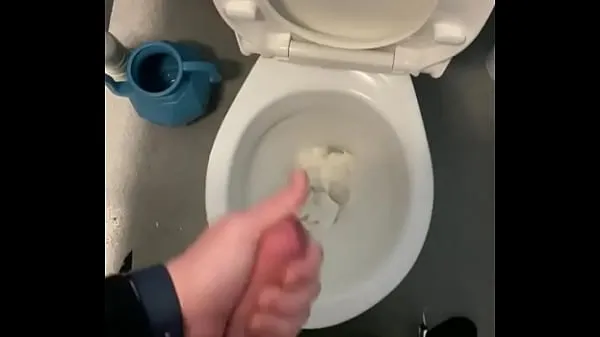 Regardez Le travail était tellement occupé et chaud une branlette et une éjaculation dans les toilettes de travailnouveau tube