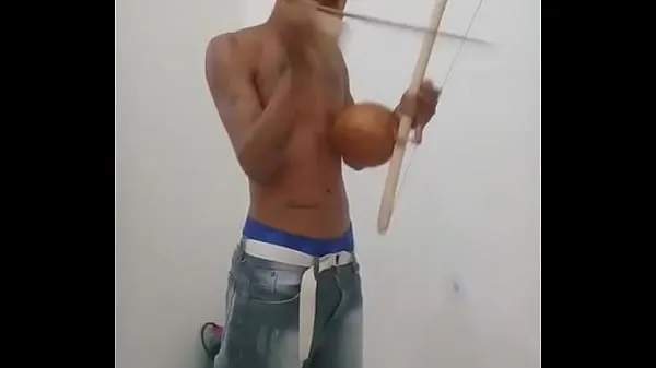 Xem Querem tocar meu berimbau? NovinNovinho tocando instrumento de capoeira ống mới