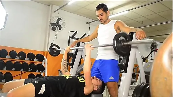 Assista a PERSONAL TRAINER SAFADO COME SEU CLIENTE NO MEIO DA ACADEMIA novos vídeos