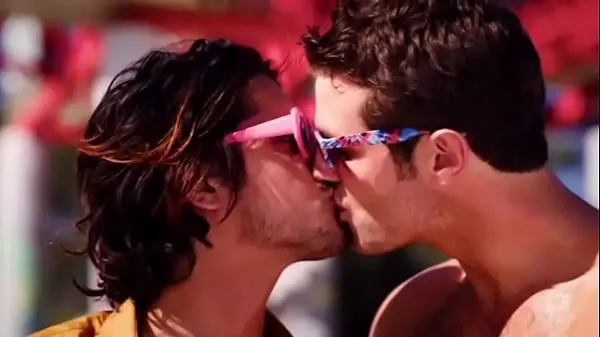 Pozrite si Beau Mirchoff and Avan Yogia Gay Kiss from TV show Now Apocalypse nový kanál