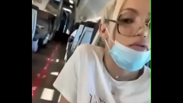 Oglejte si Blonde shows his cock on the plane novo cev