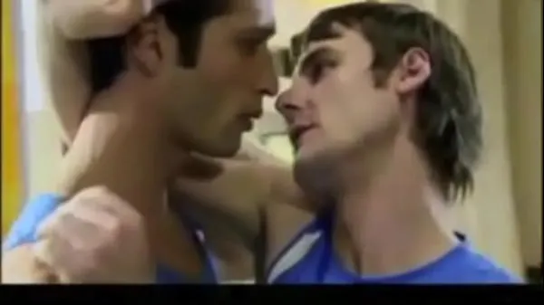 Bekijk Deniz and Roman Gay Kiss Scene From 2006 German TV Series Alles was zählt nieuwe Tube