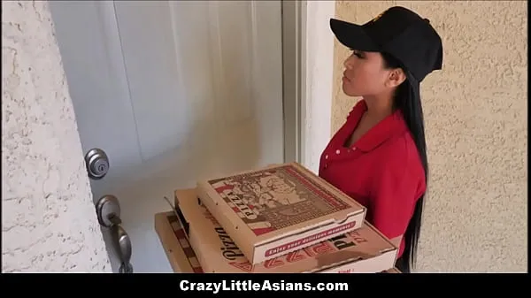 Sehen Sie sich Heiße junge kleine asiatische Teen Pizza-Fahrer im Fenster Dreier mit geilen weißen Jungen steckenneue Tube an