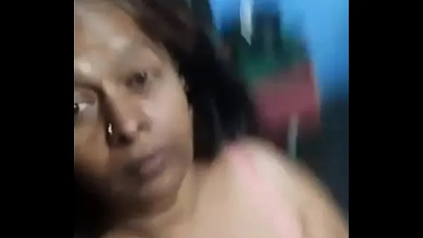 Mira India maduro señora mostrando cuerpo tubo nuevo