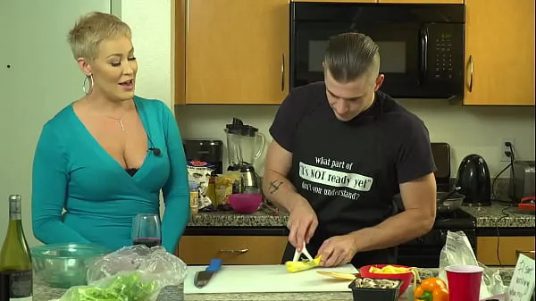 Regardez Ep 4 Cooking pour les stars du pornonouveau tube