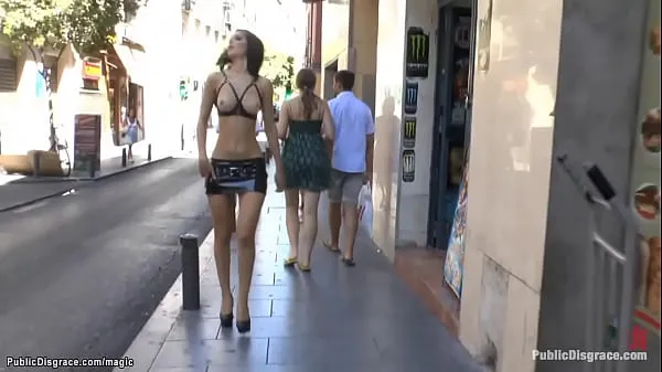 Sledovat Bare boobs slut walking in public nový kanál