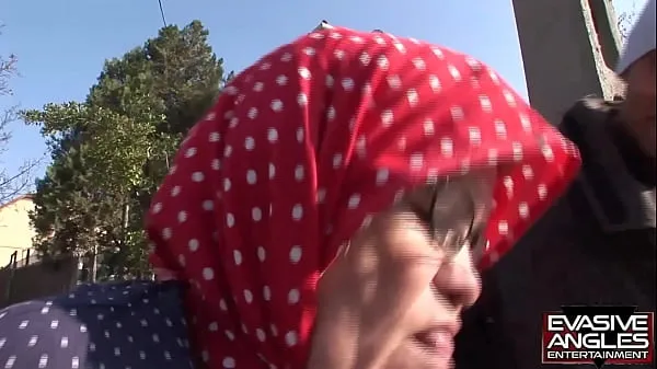 دیکھیں EVASIVE ANGLES This babushka, stockings and glasses wearing grannie, is getting her massive old knockers sucked by her interracial caregiver نیا ٹیوب