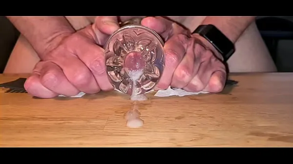 Guarda Fucking my Fleshlight with huge slow motion cumshot landing on the tableil nuovo canale